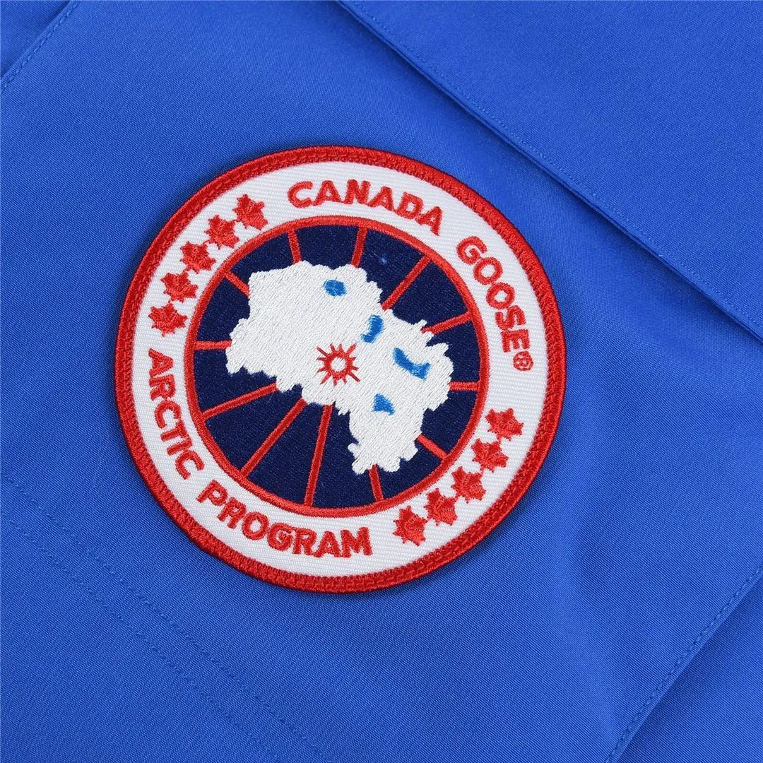 P780 with dust bag) Canada Goose Canada Goose #Expedition expedition parka classic down jacket ➖ Imported 21-count polyester-cotton blended original fabric [last year’s 16-count/18-count hard fabrics have been completely eliminated, this year all use 21-count genuine synchronized fabrics, the soft mid-band feels delicate and textured], genuine synchronized Feather-Light 10D waterproof coated fabric, made of 84.5% polyester fiber and 15.5% cotton, 100% the best feel in the entire network! ➖ The genuine official website is synchronized with the national standard 80 white duck down, you can check the official website customer service, there will never be a series of misleading claims such as 90 down or goose down! ➖ Using the best nylon lining with double double-layer sealing design, velvet-proof No. 7 needle + grid-filled down ready-made garments, there is 100% no so-called velvet running! ➖ The cuffs are designed with thickened seamless threads, and the collar and pockets are lined with top-quality polar fleece to keep you warm and comfortable! ➖ Yoshida YKK provides original custom-made electroplated sliders. YKK two-way lockable zippers are tight and smooth and will not peel off paint! ➖ 3M composite guarantees that the Velcro is the same as the original, durable, and all accessories and hardware are custom-made! ➖ Imported BEHRINGER embroidery machine to customize the 10,000-needle embroidery logo, 98% of which can be reproduced to restore the original logo. You can check and compare on the official website! ➖ The fur collars are all made of large pieces of Western Canadian blue wolf hide, ensuring that each fur collar is 13-15cm wide! 08 models for men and women SIZE: XS S M L XL XXL
